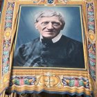 Imagen del cardenal John Henry Newman desplegada en el balcón de San Pedro durante la ceremonia de canonización del 13 de octubre de 2019.