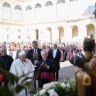 Durante la audiencia, en el Patio de San Dámaso, Francisco dirigió unas palabras en catalán ("Bon dia a tots") y saludó al cardenal arzobispo de Barcelona Juan José Omella.