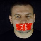 Según YouTube, las cicatrices de cirugías trans son muestras de "violencia" solo si se muestran en canales contrarios al lobby de género: si lo hacen sus seguidores, la censura no afecta.