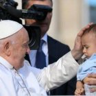 El Papa Francisco bendice a un niño en su audiencia pública del miércoles 13 de septiembre