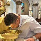 Ronaldo, en el momento de recibir las aguas bautismales.