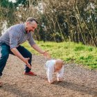 ¿Quieres dejar huella en tu hijo y que siga tus pasos? Aquí te dejamos cinco consejos de BJ Foster (All pro dad) para lograrlo. (Foto: Peter Dlhy/Unsplash).