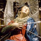 La Virgen de los Dolores es tradicionalmente representada con uno o con siete puñales atravesándole el corazón, en referencia a la profecía de Siméon, que dijo a María que una espada le atravesaría el alma.