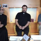 Domenech (a la izquierda) recuerda la figura de Moisés: "Me gusta compararlo con mi vida; hay muchas situaciones en las que el sacerdote acompaña a los fieles a la Tierra Prometida".