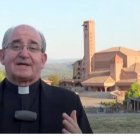 Ángel Lasheras, rector del santuario de Torreciudad, que se ve al fondo