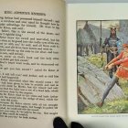 Cuando se asume la propia misión como única e intransferible, no cabe la envidia. En la imagen, Arturo extrae la espada de la roca, en una versión juvenil del mito escrita por Henry Gilbert en 1911. Foto: ebay.