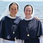 Sor Mary Grace, a la izquierda, junto a otra hermana de las Sisters of Life.