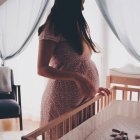 En España confluyen dos factores desastrosos para la economía: una tasa de fecundidad bajísima y una inmigración de una reducida productividad. Foto: Ömürden Cengiz / Unsplash.