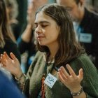 Una de las participantes en Charis 2023, el encuentro internacional de carismáticos en Roma.