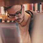 Estudiar las razones que hacen creíble la fe y deshacen las objeciones contra ella es la base de la apologética. Foto (contextual): Malte Luk / Pexels.