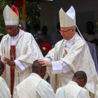 El Nuncio en Kenia y el obispo de Machakos en unas ordenaciones en la parroquia San José Obrero de Wote, en Makueni