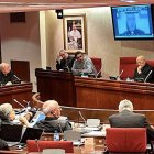 "Determinan con su moneda de cambio el futuro de un pueblo. Cómplices que venden lo ajeno por un plato de lentejas para seguir en el poder", dice el obispo de Oviedo.