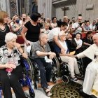 El Papa, en silla de ruedas, saluda a algunos ancianos que acudieron a misa en la basílica vaticana en la Jornada Mundial de los Abuelos.