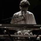 Íñigo Quintero es el compositor de letra y música de 'Si no estás', que interpreta al piano.