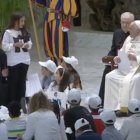 "Mis amigos son las personas que viven conmigo en casa, son amigos; luego tengo muchos amigos fuera, en algunas parroquias, incluso algunos cardenales son mis amigos", dijo el Papa.