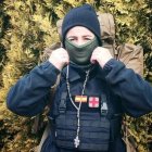 Paula Aguiló Serrano, con su chaleco y su rosario, se acerca al frente ucraniano a llevar ayuda y recoger cadáveres