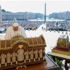 El Papa Francisco con las reliquias de Santa Teresita de Lisieux en Roma