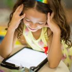 La sustitución de los libros por los dispositivos móviles en la escuela está degradando el nivel educativo y causa daños a los niños, en ocasiones graves. Foto: Patricia Prudente / Unsplash.