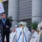 El cardenal arzobispo de Madrid, José Cobo, escucha el voto a la Virgen, en nombre de la ciudad, del alcalde de Madrid, José Luis Martínez-Almeida, en la festividad de la patrona, Nuestra Señora de la Almudena. Foto: Archidiócesis de Madrid.