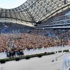 El Papa Francisco saluda a las cincuenta mil personas congregadas en el estadio Velódrome de Marsella para la misa que puso fin al viaje. Foto: Vatican Media.