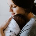 Cada nacimiento es una victoria sobre el egoísmo y el miedo, una apuesta de fe en el otro cónyuge, una muestra de esperanza en el futuro. Foto: Kelly Sikkema / Unsplash.