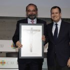 Alfonso Bullón de Mendoza, presidente de la Asociación Católica de Propagandistas y de la Fundación Universitaria San Pablo CEU, recibe el premio especial del Año ReL de manos de Álex Rosal, director de Religión en Libertad.