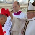 Momento en el que Francisco impone el birrete cardenalicio a Víctor Manuel Fernández, el pasado 30 de septiembre.