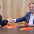 Félix Bolaños (izquierda de la foto), ministro de la Presidencia del Gobierno, tras firmar el 2 de noviembre un acuerdo de investidura con Oriol Junqueras, presidente de Esquerra Republicana de Catalunya.