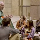 Peter Adamski, revestido con la casulla en una catequesis con niños. Solo es sacerdote desde hace cuatro años. Foto: captura EWTN.
