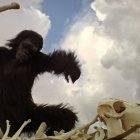 La célebre escena del primate que descubre que puede utilizar un hueso como arma, en '2001: Una odisea del espacio' (1968) de Stanley Kubrick.