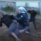 La escena se ha hecho viral y ha servido para situar en el foco de atención mundial el acoso sufrido por una comunidad religiosa en Francia.