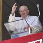 El Papa saluda a los fieles tras el rezo del Ángelus en la Plaza de San Pedro.