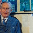 JRR Tolkien en su casa en 1961, ya como escritor popular, doce años antes de su muerte