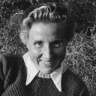 Al profundizar en la biografía de Ana María Martínez Sagi (1907-2000), Juan Manuel de Prada ha rescatado aspectos muy relevantes de la sociedad, la cultura y la política del tiempo que vivió, en particular de la Segunda República y la Guerra Civil.