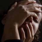 Los síntomas de nuestra sociedad desvinculada son una sucesión de comportamientos patológicos que solo producen desesperación y angustias. Foto (contextual): Kat Love / Unsplash.