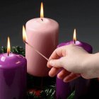Durante el tiempo de Adviento puedes intercambiar regalos, cantar villancicos, disfrutar de las luces navideñas y preparar dulces para compartir con tu familia (foto: celebración de Las Posadas, en México).