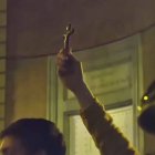 Un manifestante exhibe un crucifijo durante el rezo del Rosario ante la sede socialista de la calle Ferraz, en Madrid.