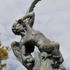 El demonio aprovecha el señuelo de la «libertad» para esclavizar al hombre. Foto: estatua del Ángel Caído en el Parque del Retiro de Madrid.
