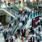 Los analistas hablan de 'policrisis' para una realidad que proviene de la pérdida de las raíces y los vínculos sociales. Foto: Anna Dziubinska / Unsplash.