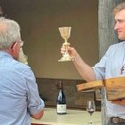 Vincent recibe el cáliz que el párroco dejó para él veinticinco años antes de que naciera.