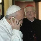 El Papa Francisco al teléfono, en una foto de archivo
