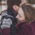 Cuando las cosas se complican en un matrimonio, es bueno un gesto que indique que, aunque ahora haya enfado, el amor persistirá. Foto: Freestocks / Unsplash.