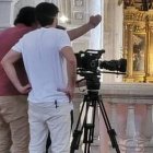 José María y Borja Zavala, padre e hijo y co-directores de 'El latido del cielo', ultiman el rodaje de una escena de la película en el interior de una iglesia.