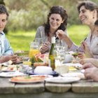 Comer en familia es una de las reglas benedictinas básicas, que los sociólogos confirman que es muy beneficiosa.