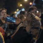 En la imagen, una mujer sostiene el Rosario durante las concentraciones ante la sede socialista de la calle Ferraz de Madrid.