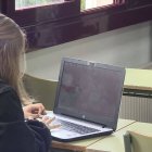 La introducción masiva de los dispositivos móviles en la educación está perjudicando claramente el proceso de aprendizaje de los niños y adolescentes. Imagen: captura RTVE.