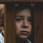 Un niño triste, en una foto de Tadeusz Lakota para Unsplash