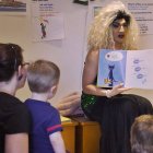 Las 'drag queen' cuentacuentos son en algunos países uno de los métodos de adoctrinamiento en ideología de género para los niños de menor edad, bajo capa de 'inclusión' y 'diversidad'.