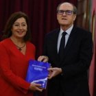 El socialista Gabilondo entrega a la socialista Armengol el estudio de 800 páginas sobre abusos a menores en entornos católicos