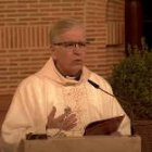 Sacerdote durante homilía